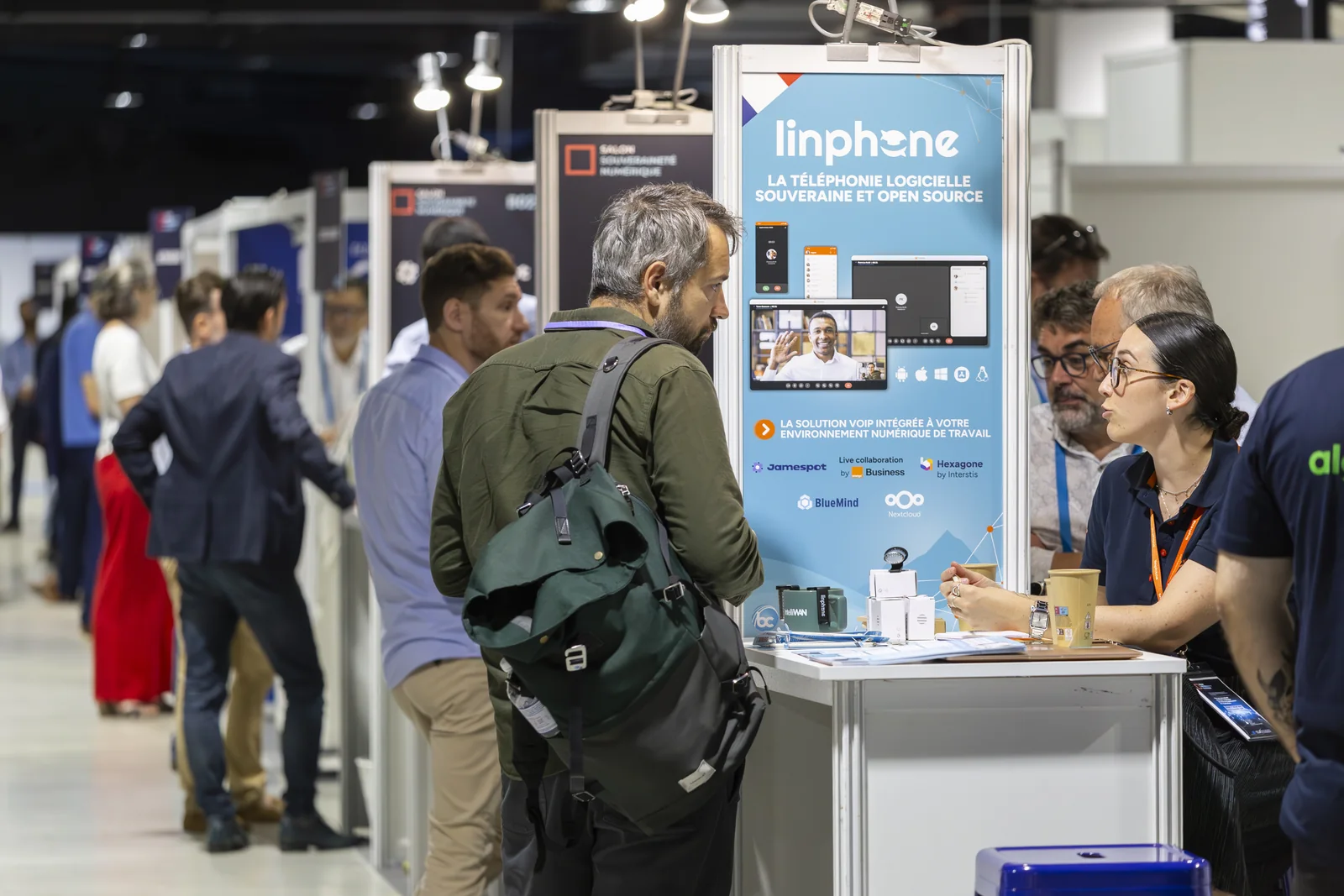 Démonstration et échanges sur un stand du Salon Souveraineté Numérique 2026.