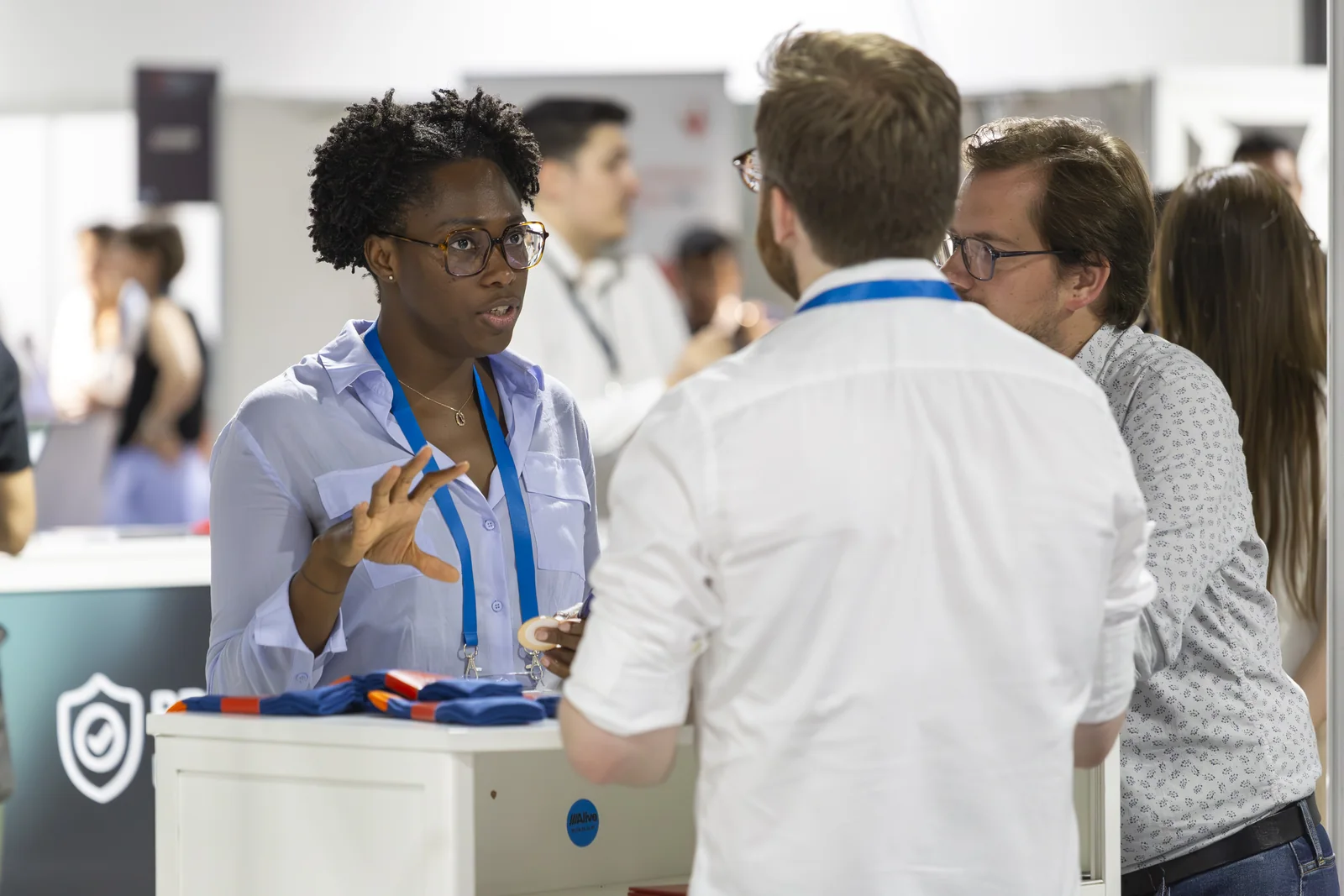 Rencontre professionnelle entre participants du Salon Souveraineté Numérique 2026.
