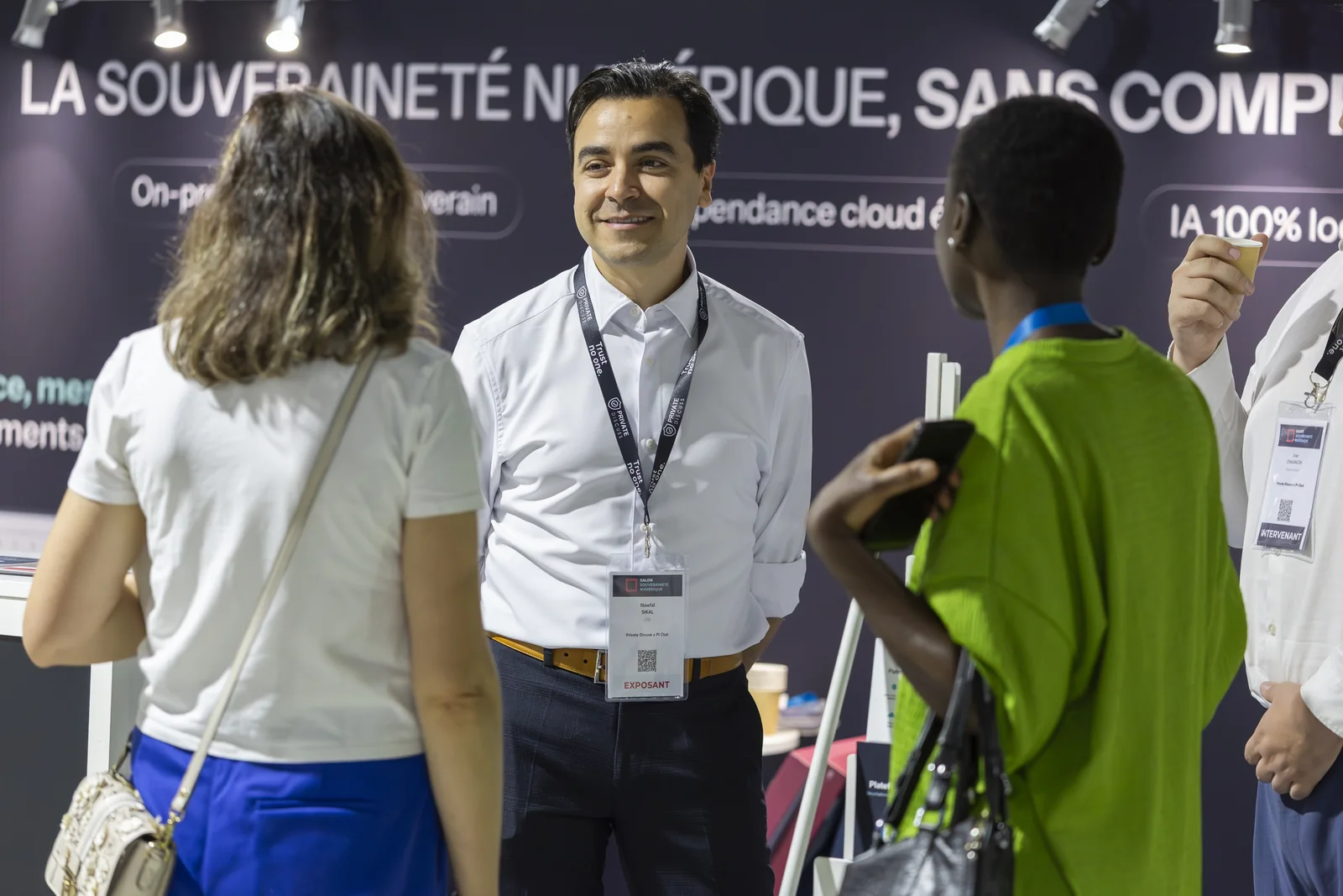 Échanges sur le stand d’un sponsor du Salon Souveraineté Numérique 2026.