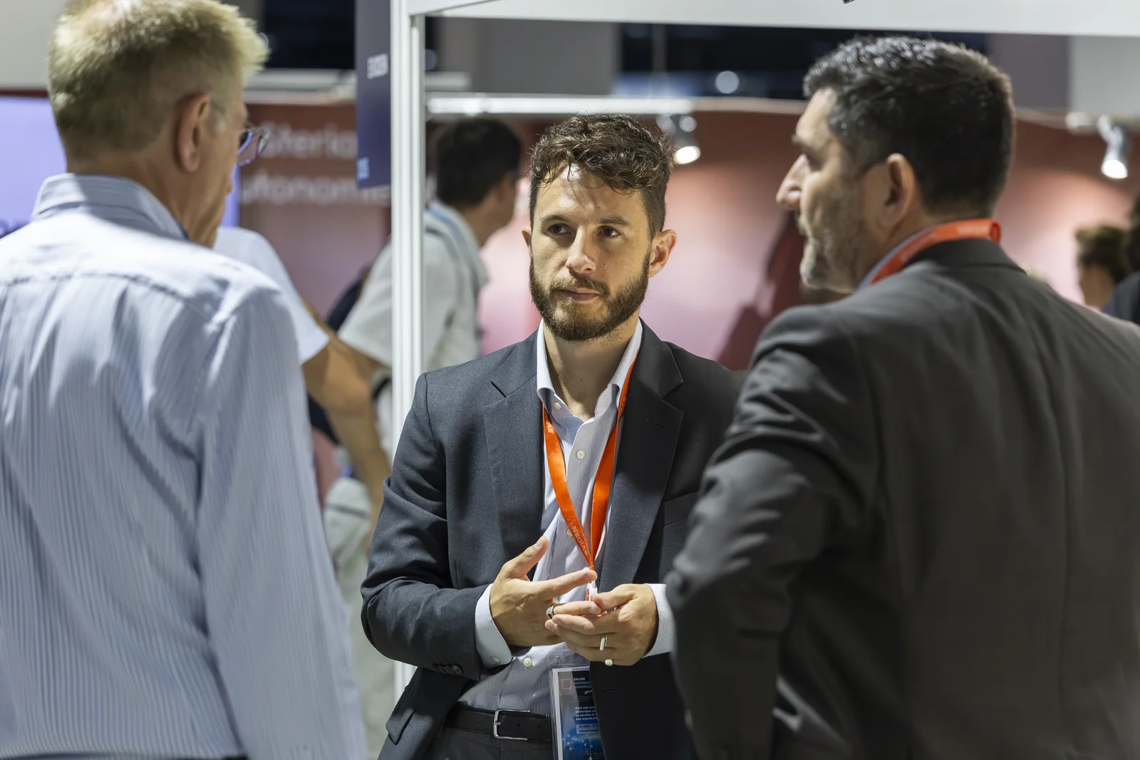 Échanges entre professionnels au Salon Souveraineté Numérique 2026.
