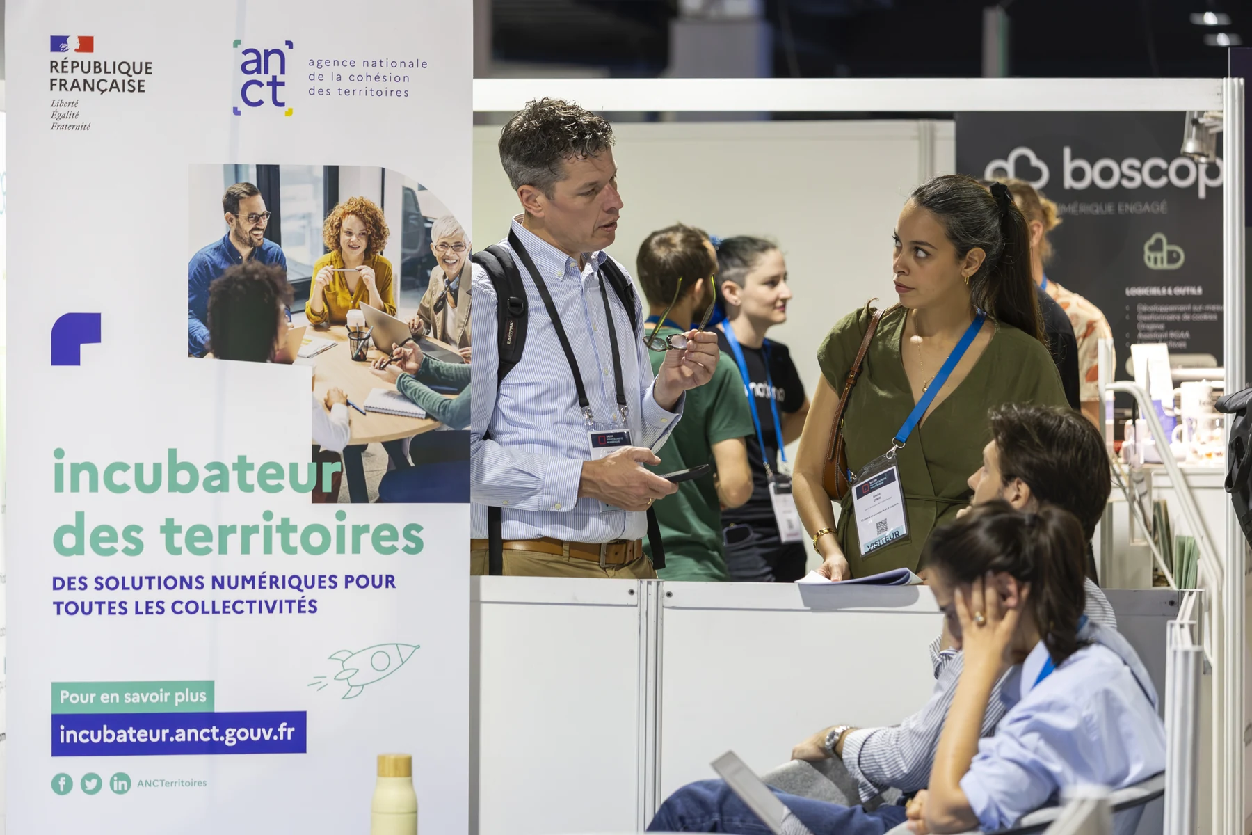 Échange entre deux participants sur le stand de l’ANCT au Salon Souveraineté Numérique 2026
