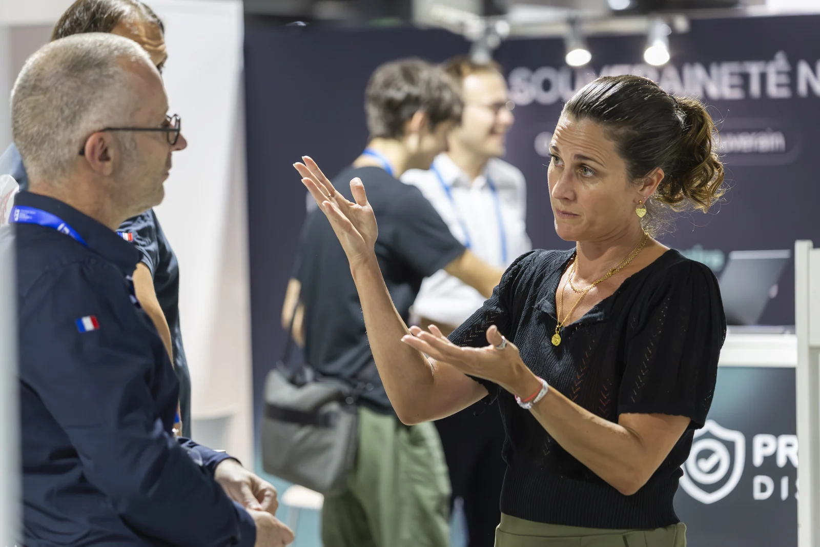 Une participante échange avec un professionnel au Salon Souveraineté Numérique 2026.